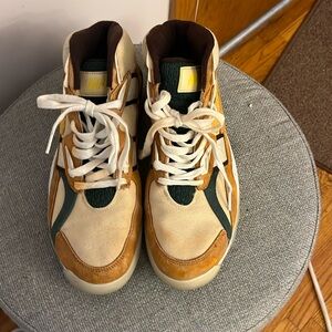 Slightly used nike high top air. Size 12. Rubber sole in great shape